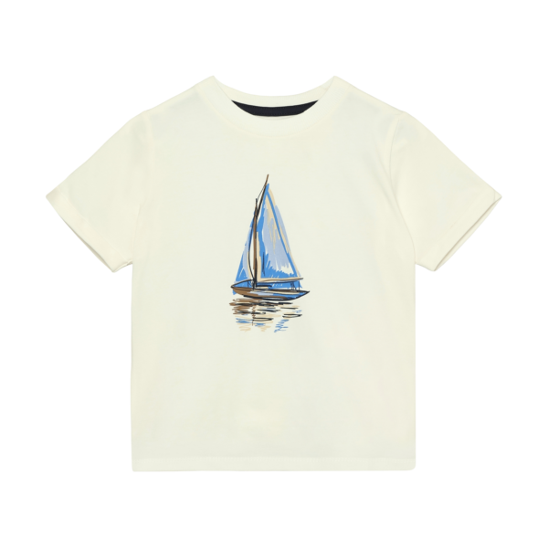 En Fant valge purjekaga t-särk.