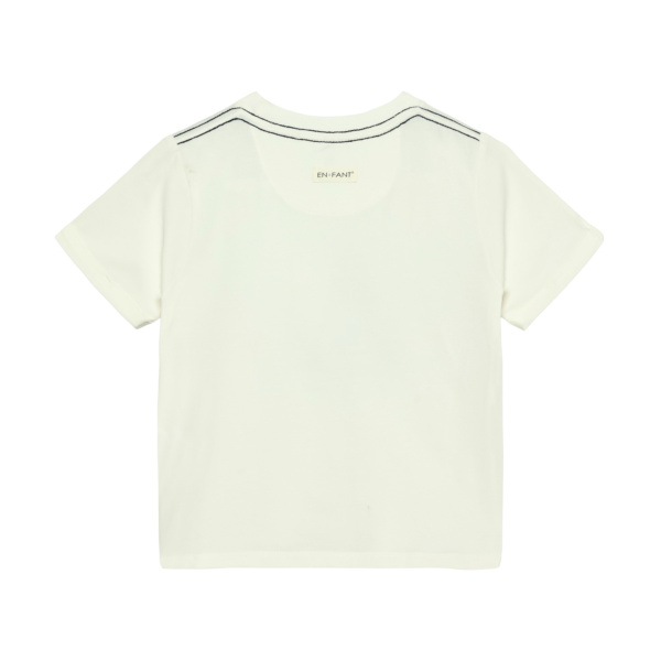 En Fant valge purjekaga t-särk.