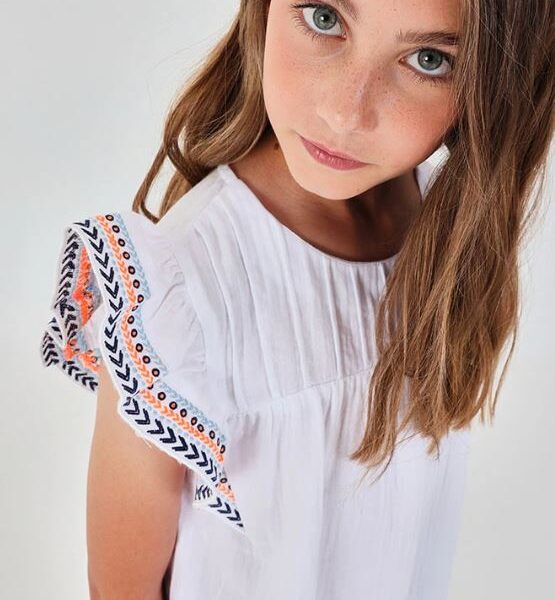 tüdrukute tikkitud valge särk volangiliste varrukatega