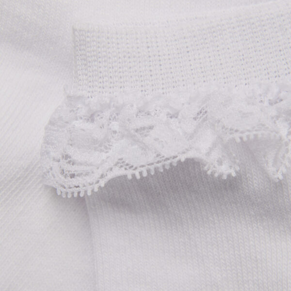 laste valged pitsäärega sokid