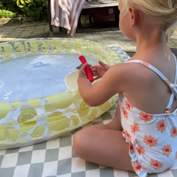 laste kollane sidrunitega bassein