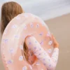 laste täispuhutab ujumisrõngas marjadega